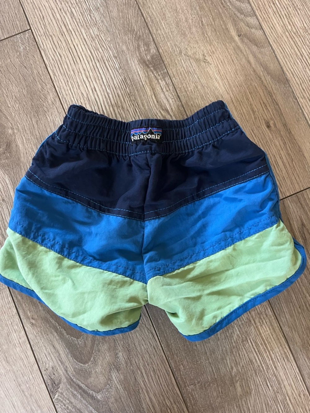 Patagonia baby boardshorts, 6-12mths - Picture 3 of 5